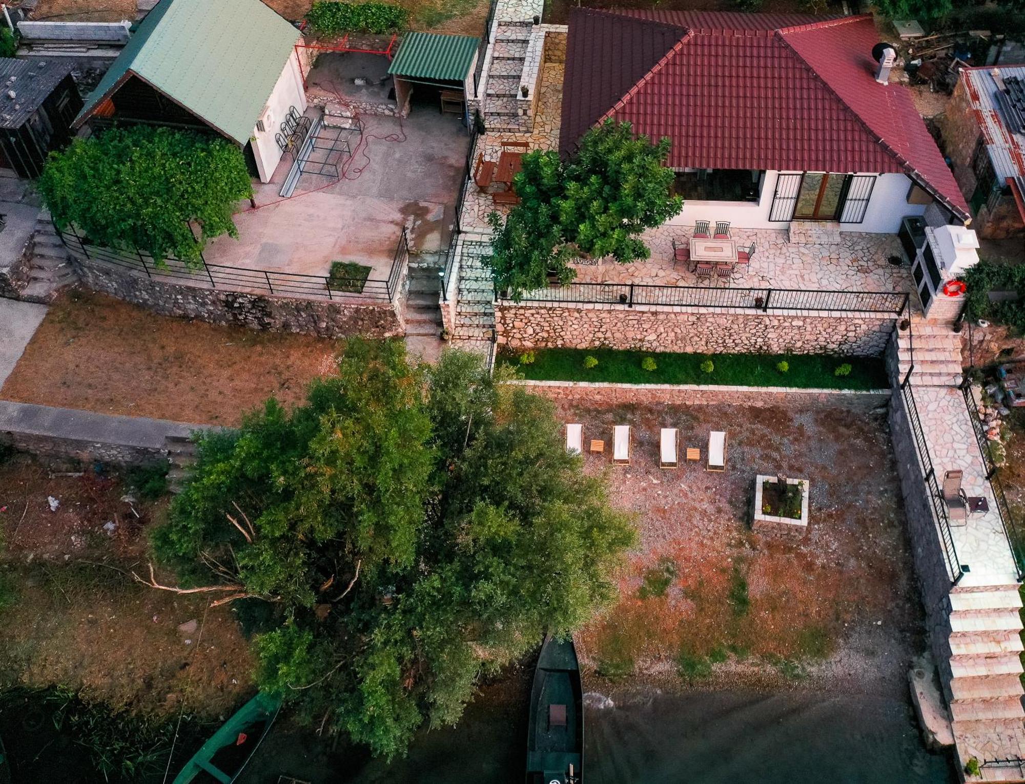 Luxury House Lotos Apartman Golubovci Kültér fotó